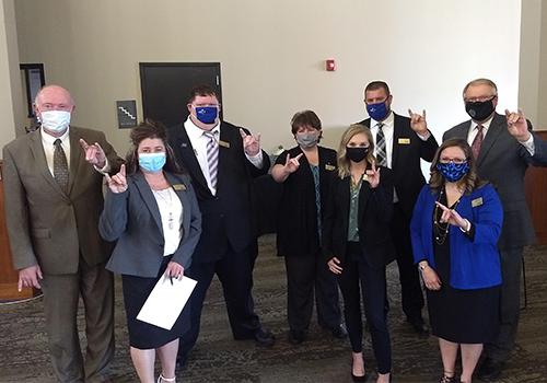 领导体育菠菜大平台 class outside a board of regents meeting