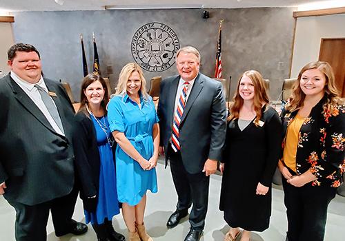 The 2021-2022 领导体育菠菜大平台 class poses with 总理 Kristensen outside of a Board of Regents meeting